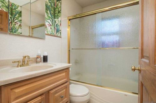 31 Leyden St, Huntington Station NY 11746-1825 exterior