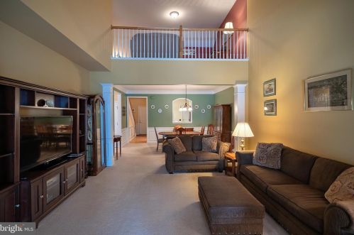 232 Sparrow Dr, Trenton NJ 08690-2461 exterior