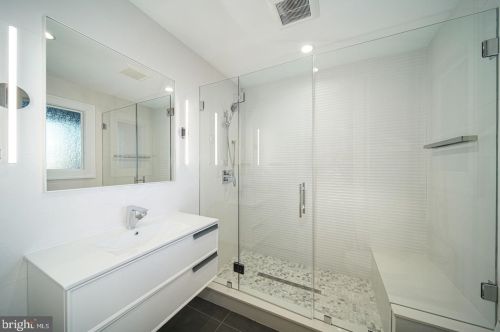 722 Broad St, Philadelphia PA 19146-3119 exterior