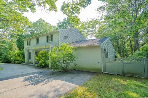 3 Lincoln Ave, Huntington Station, NY 11746-6449