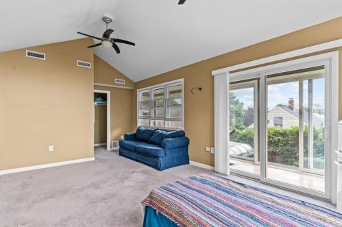 10 Beacon Ter, Middletown RI 02842-4808 exterior