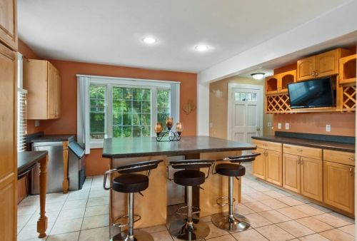 4 Forrest St, Plaistow NH 03865-2610 exterior