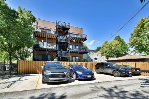 2901 Fairfield Ave, Chicago IL 60618-7850 exterior