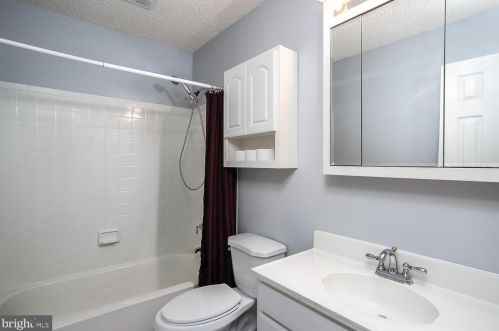 29 Stafford Ct, Trenton NJ 08690-3318 exterior