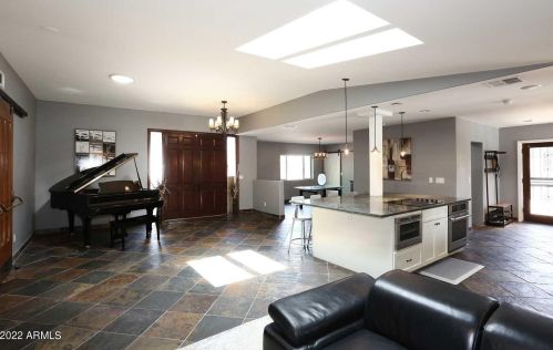 4451 Earll Dr, Phoenix AZ 85031-3821 exterior