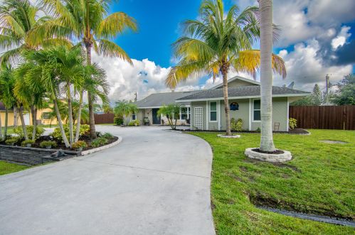 2471 Shell Ave, Fort Pierce FL  34952-6857 exterior