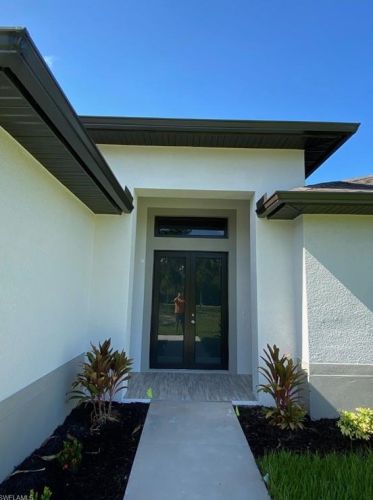 373 2nd St, Naples, FL 34117-2007