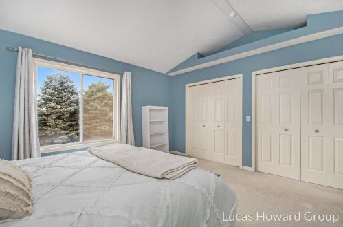 286 Riverwood Dr, Middlevle MI  49333-9075 exterior