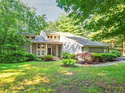 1 Essex Ct, Farmington CT 06032-1433 exterior