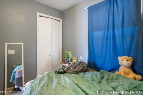 3100 Stratford Dr, Wyoming MI exterior