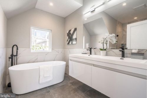 2005 Kater St, Philadelphia PA 19147-1817 exterior