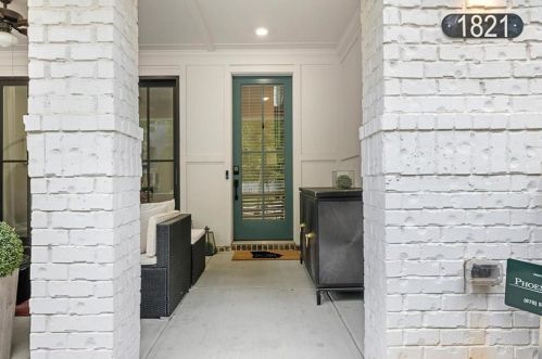 1821 La Dawn Ln, Atlanta GA  30318-2016 exterior