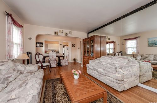 128 Cottage St, Valley Stream NY 11580-4302 exterior