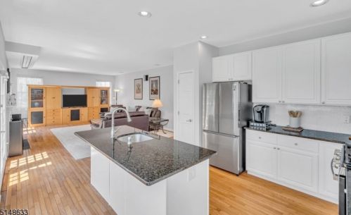 33 Heinrick Way, Bridgewater NJ 08807-5660 exterior