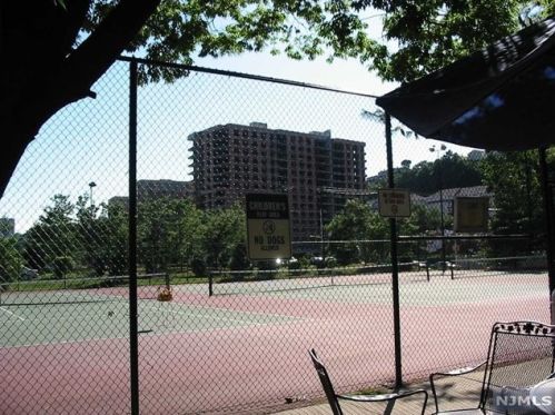 402 Penn Ct, Edgewater NJ  07020-1646 exterior