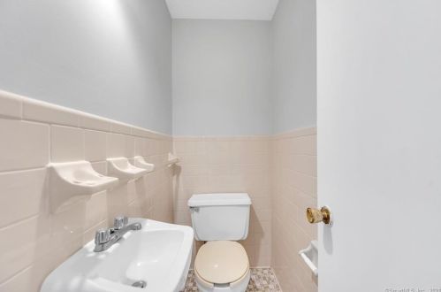 405 Francis St, New Britain CT 06053-3052 exterior