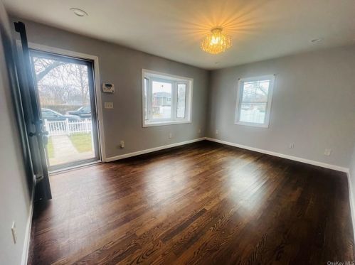 39 9th Ave, Huntington Station NY  11746-2219 exterior