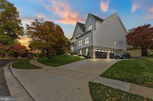 1327 Mayflower Dr, Mc Lean VA 22101-3405 exterior