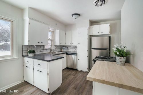 1105 Chrysler St, Kalamazoo, MI 49048-7201