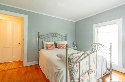 211 Woodbridge St, Manchester CT 06042-2346 exterior