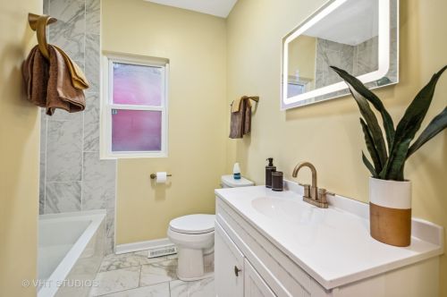 8232 Luella Ave, Chicago IL 60617-1842 exterior