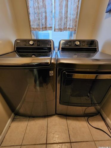 139 Buscher Ave, Valley Stream NY 11580-5204 exterior