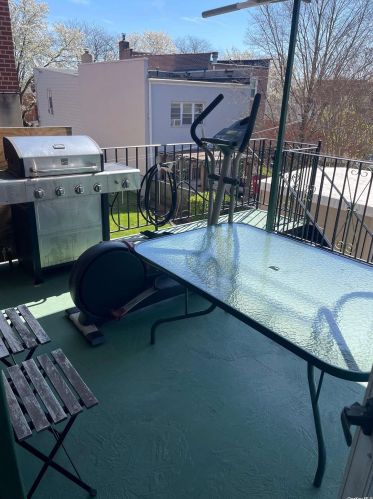 1804 Bussing Ave, Bronx NY 10466-2032 exterior