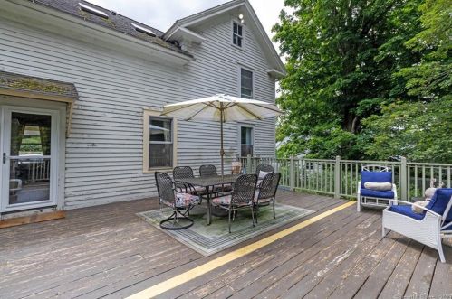 211 Woodbridge St, Manchester CT 06042-2346 exterior