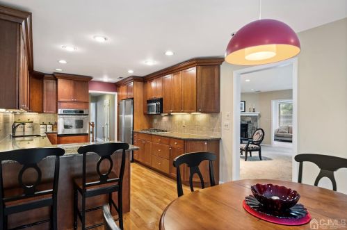 81 Laurel Holw Ct, Edison NJ 08820-1043 exterior