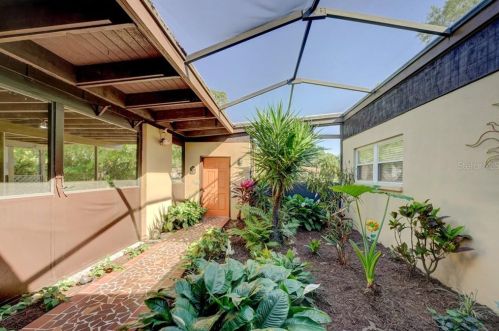 825 Riv Dr, Tampa FL 33617-7864 exterior