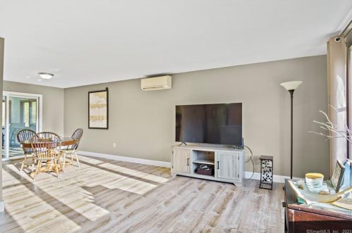 39 Tra Mart Dr, Uncasville CT  06382-1115 exterior