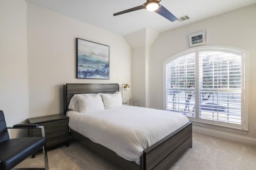 217 Emerald Rdg Dr, Austin TX 78732-1234 exterior