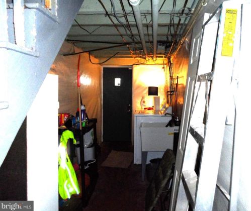 6147 Erdrick St, Philadelphia PA 19135-3516 exterior