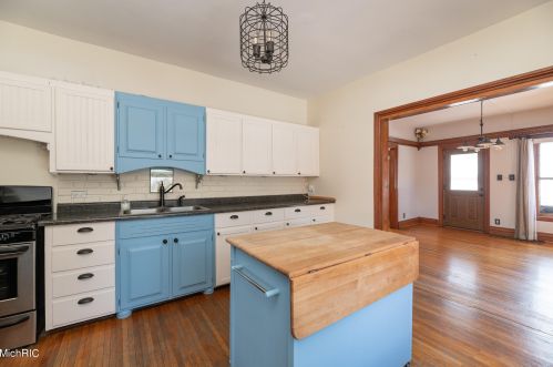 1104 Hoffman St, Three Rivers MI 49093-1017 exterior