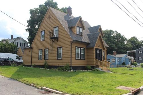 363 Ballou St, Woonsocket, RI 02895-6352