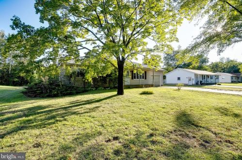 24 Hanover Dr, Cookstown, NJ 08511-1005