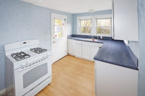 21 Morris Tpke, Dover, NJ 07869-1808