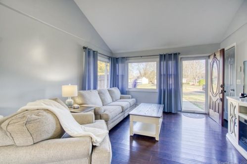 42 Apple St, Wallingford CT 06492-2904 exterior