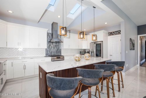 277 Broadway, East Freehold NJ 07728-1813 exterior