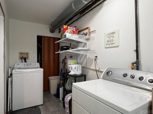 4 Crescent Rd, Edison NJ  08817-4125 exterior