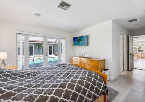 1550 Sandpiper St, Naples FL 34102-1595 exterior