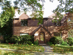 95 Montrose St, Newton, MA 02458-2726