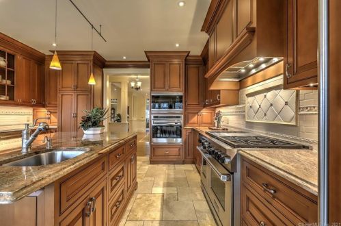 20 Governors Ave, Milford CT 06460-3439 exterior