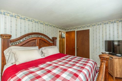 228 Grandview Ave, Woonsocket RI 02895-2752 exterior