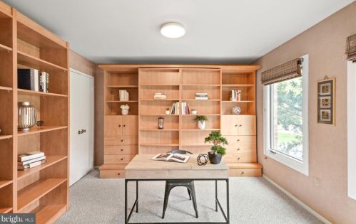 16 Arlive Ct, Rockville MD 20854-2978 exterior