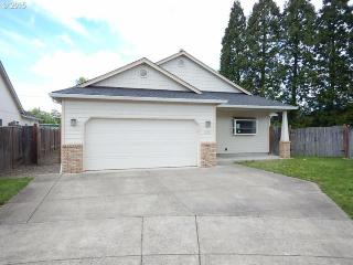 692 62nd St, Springfield, OR 97478-7637