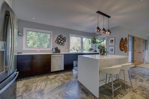 925 Bay Point Rd, Milwaukee WI  53217-1355 exterior