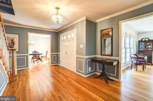 9400 Fox Hollow Dr, Rockville MD 20854-2083 exterior