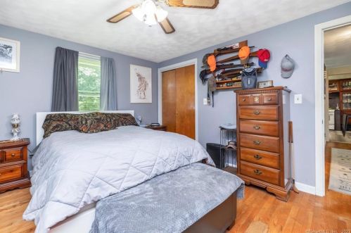 17 Shady Oak Dr, Enfield CT 06082-2311 exterior