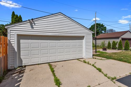 3319 Dayfield Ave, Milwaukee WI 53207-3112 exterior